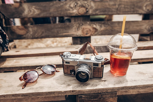 limonadi, aurinkolasit ja kamera
 - Valokuva, kuva