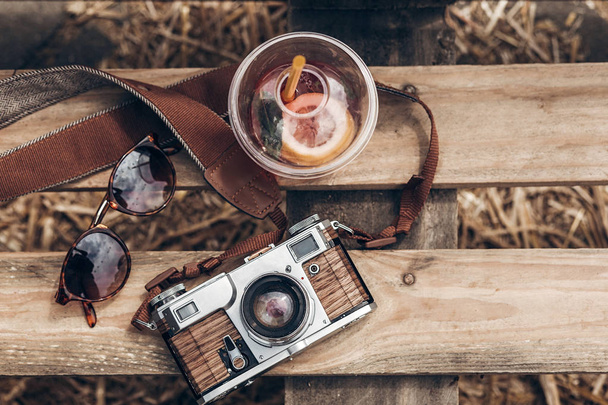 лимонад, солнцезащитные очки и камера
 - Фото, изображение