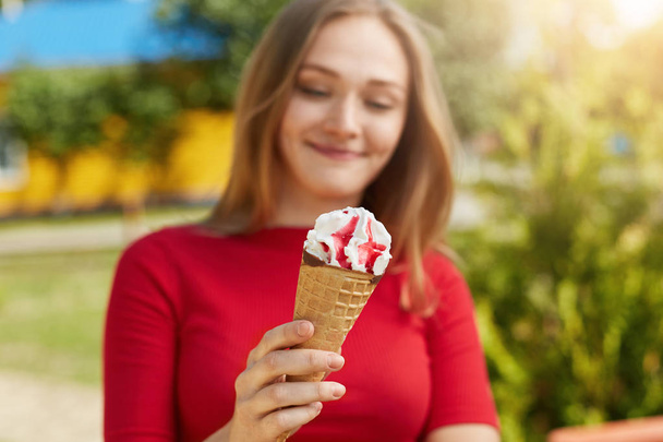 Pretty girl eating icecream - Fotografie, Obrázek