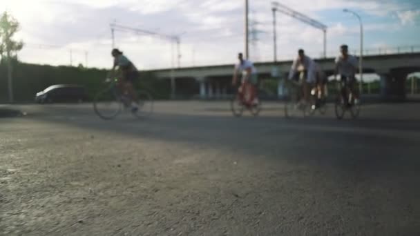 mężczyzn na rowerach fixie - Materiał filmowy, wideo