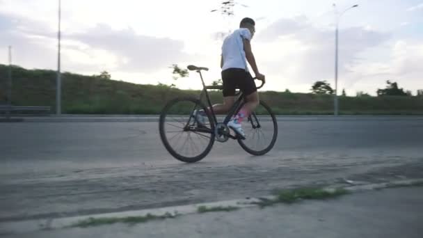 man riding fixie bike - Materiał filmowy, wideo