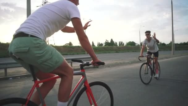 mężczyzn na rowerach fixie - Materiał filmowy, wideo