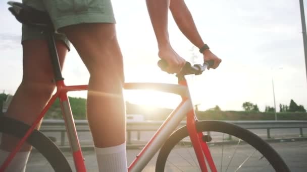 homem balanceamento na bicicleta fixie
 - Filmagem, Vídeo