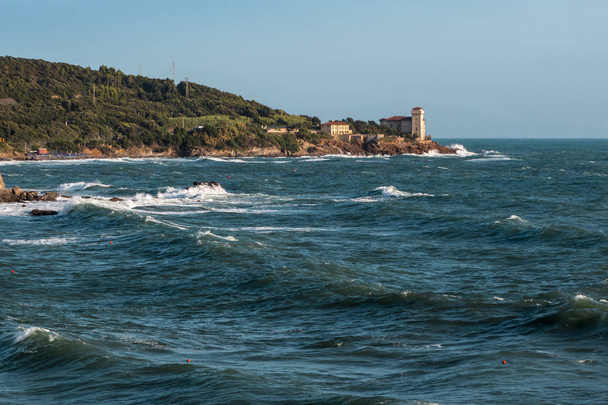 Κάστρο Boccale, αιγιαλού και κυματώδης θάλασσα στο Λιβόρνο της Ιταλίας - Φωτογραφία, εικόνα