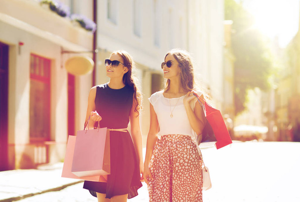 счастливые женщины с сумками ходить по городу
 - Фото, изображение