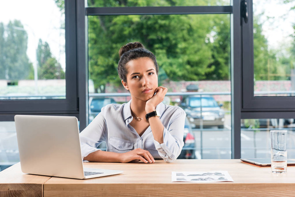 businesswoman with laptop in office - Fotoğraf, Görsel