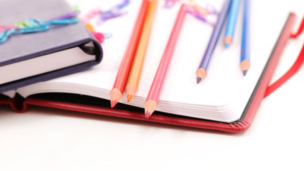 colored pencils and books - Foto, Bild