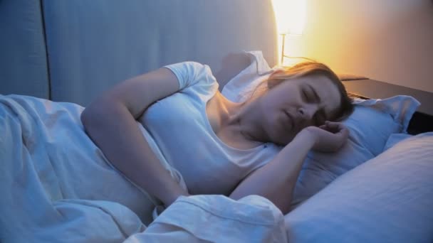 Genç kadın uyku kabus tarafından kesildi. Kadın endişeyle kötü rüya uyanır - Video, Çekim