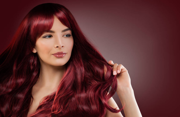 Мода модель жінка з червоним зачіска. Руда дівчина  - Фото, зображення