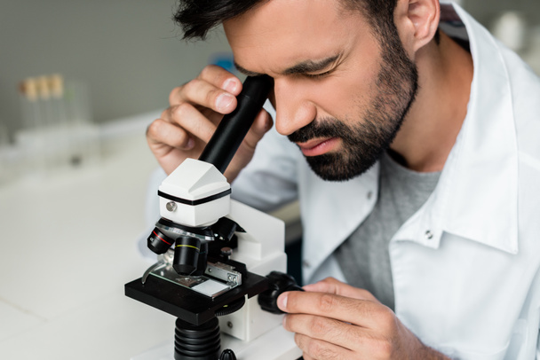 Scientist working with microscope - Foto, afbeelding