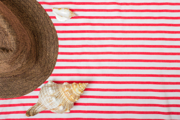 ストロー ビーチ女性の帽子太陽トップ ビュー テキストのためのスペースと貝殻. - 写真・画像