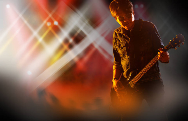 エレク トリック ギター プレーヤーとライブ ステージ上で歌手のシルエット - 写真・画像