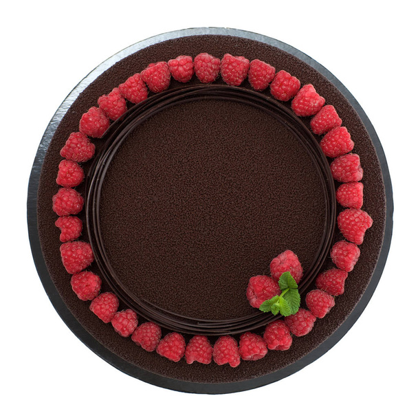 チョコレートムース ケーキ ラズベリー分離、フラットで飾られて  - 写真・画像