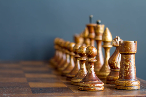 Drewniane szachy sztuk na stary szachownica. - Zdjęcie, obraz