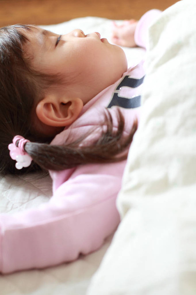 Durmiendo chica japonesa (2 años)
) - Foto, imagen