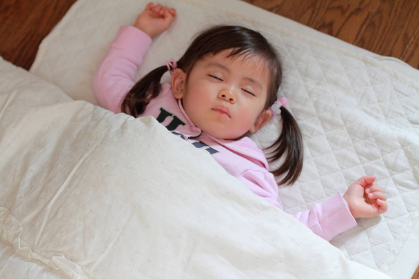 Spící japonská dívka (2 roky staré) - Fotografie, Obrázek