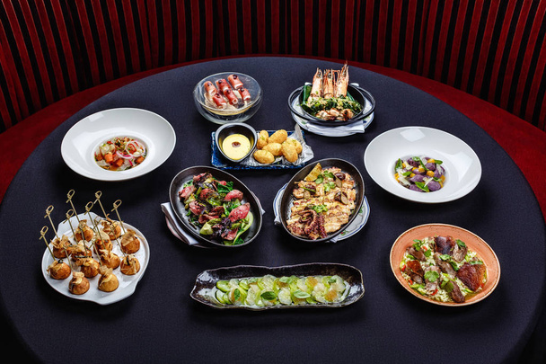 Seleção de pratos pan-asiáticos na mesa
 - Foto, Imagem