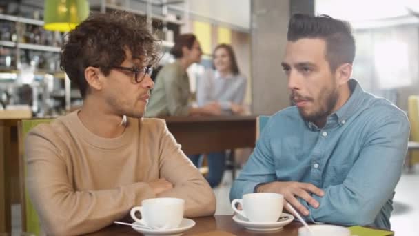 Due giovani uomini che parlano al Cozy Coffee Shop
 - Filmati, video