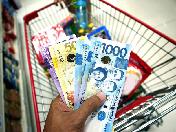 Ruka držící filipínské Peso účty - Fotografie, Obrázek