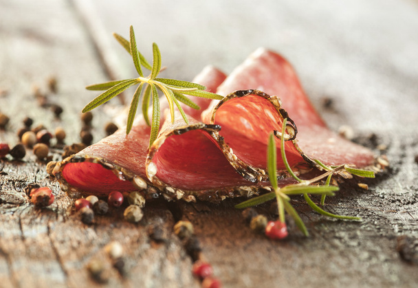 Saucisse de salami de viande tranchée
 - Photo, image