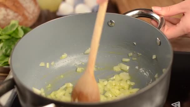 Erwten soep beelden hoe te maken, snijden brood, serveren - Video