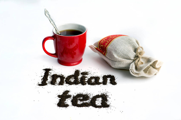 Wort indischer Tee isoliert auf weißem Grund - Foto, Bild