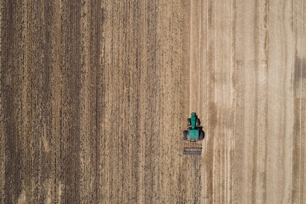 Tractor working in wheat field - 写真・画像