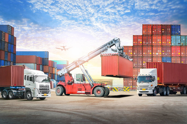 Logística importación exportación antecedentes e industria del transporte de manipulación de carretillas elevadoras contenedores caja de carga en puerto marítimo
 - Foto, imagen