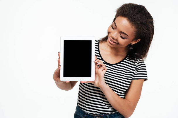Smiling young african woman showing display of tablet computer. - Foto, imagen