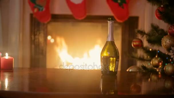 Крупним планом руки пари закоханих беруть келихи шампанського і смердять у каміні, прикрашеному на Різдво
 - Кадри, відео