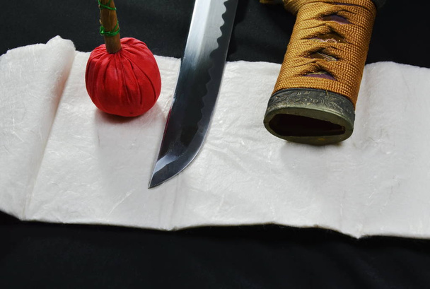  Katana Lâmina de espada japonesa e bainha com compressa vermelha para limpeza
 - Foto, Imagem