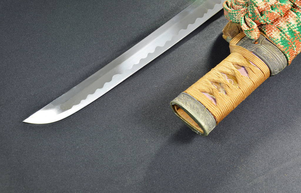 Katana Japon kılıç bıçak ve siyah kumaş üzerine kın - Fotoğraf, Görsel