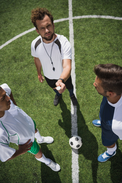 referee and soccer players - Zdjęcie, obraz