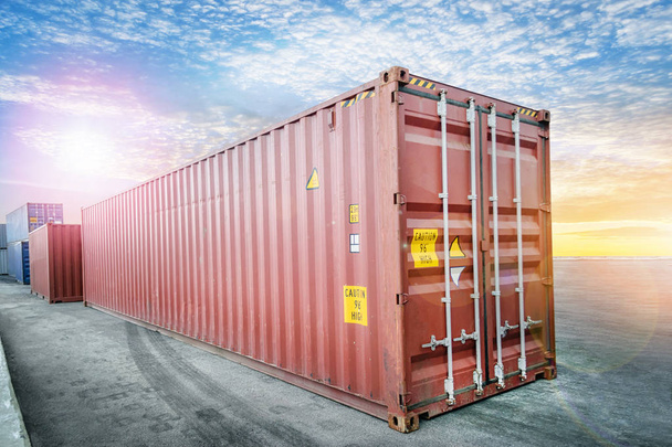 Промышленная контейнерная верфь на закате для логистического экспорта
 - Фото, изображение
