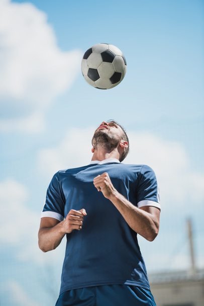 soccer player with ball - Foto, afbeelding