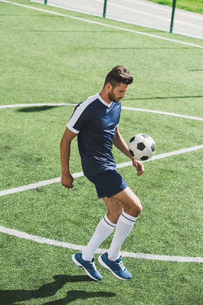 Jogador de futebol com bola
 - Foto, Imagem