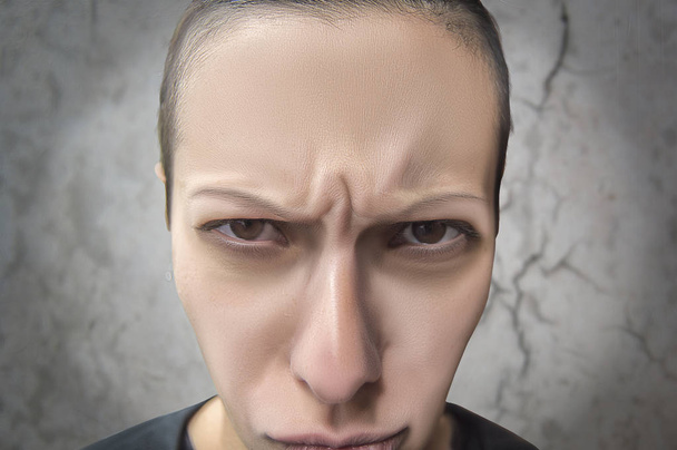 Γυναίκα κάνει καπρίτσια με θυμωμένος Εμφάνιση  - Φωτογραφία, εικόνα
