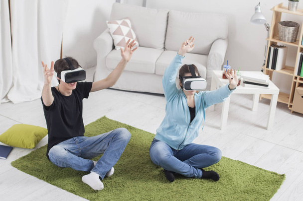 Wirtualna rzeczywistość. Nastolatki z wirtualnego okulary grają w l - Zdjęcie, obraz