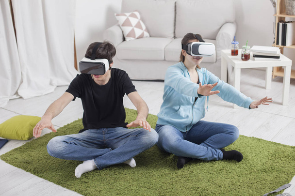 Virtual reality. Teens with virtual glasses are playing in the l - Foto, Imagen