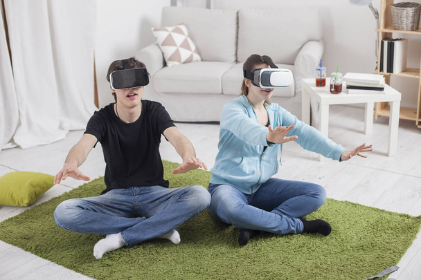 Virtual reality. Teens with virtual glasses are playing in the l - Foto, Bild