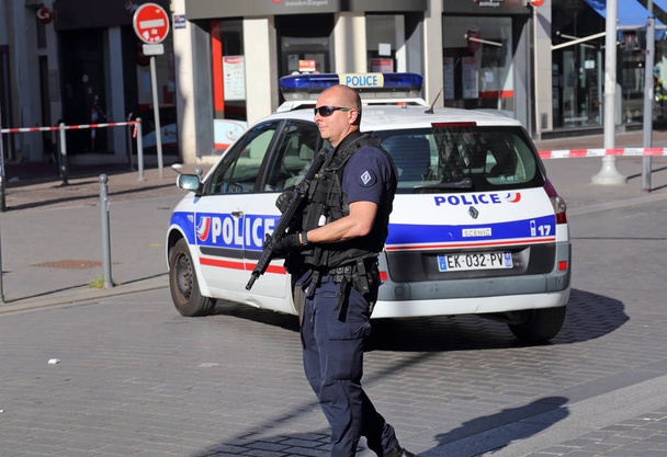 Politieagent met pistool bewaken van de weg - Foto, afbeelding