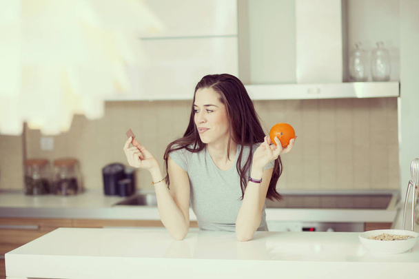 Kaunis nuori nainen aamiainen murot keittiössä
 - Valokuva, kuva