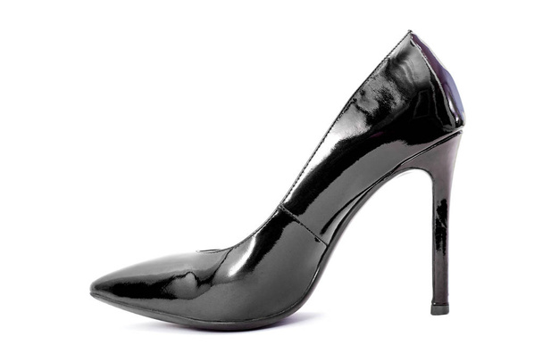 Zapato de mujer de tacón alto negro aislado sobre fondo blanco - Foto, Imagen