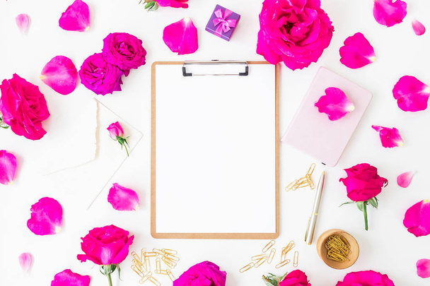  portapapeles, cuaderno, flores rosas
  - Foto, imagen