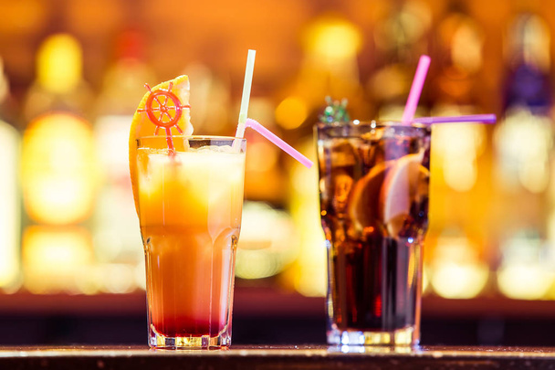 cocktails frais au bar
 - Photo, image