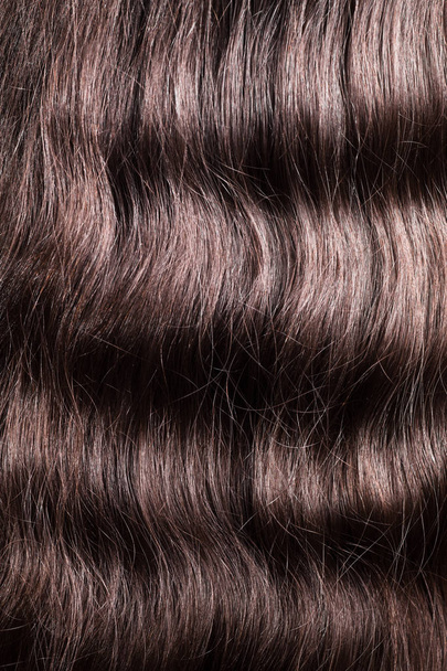 Brune cheveux ondulés peignés purs
 - Photo, image