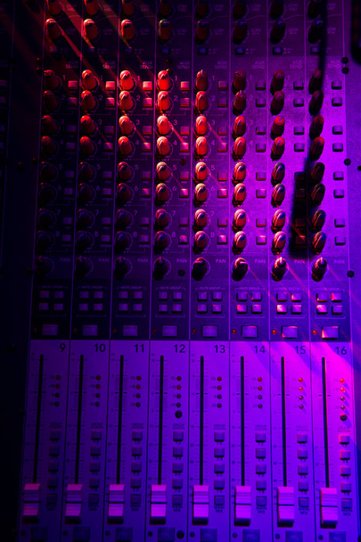 Panneau de contrôle de mélangeur de musique sonore - Photo, image
