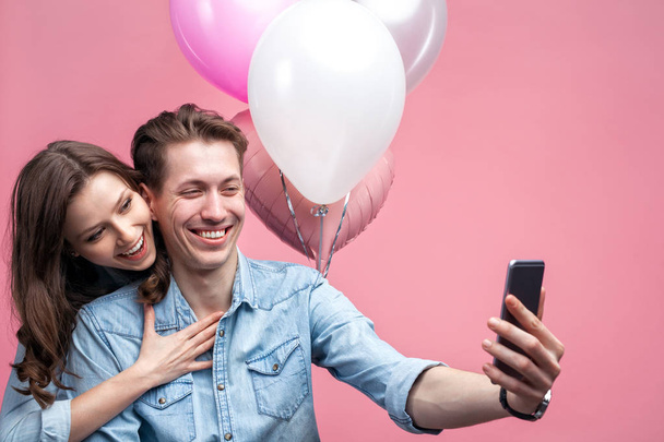 Young casual couple taking selfie - Foto, Imagen