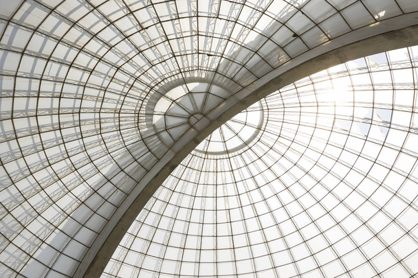 invernadero estructura diagonal cúpula simétrica visto desde abajo
 - Foto, Imagen