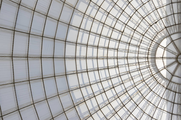 üvegházhatást okozó szimmetrikus kupola szerkezet alatt látható - Fotó, kép
